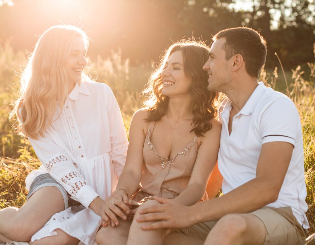 Drei verliebte Menschen auf einer Wiese
