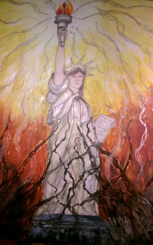 Enkaustikpainting aus Merah – Welt der Frauen: An die Freiheitsstatue angelehnte Frauenfigur mit erhobener Fackel, stolz und frei präsentiert, umgeben von dunklen Ranken und leuchtendem Hintergrund.