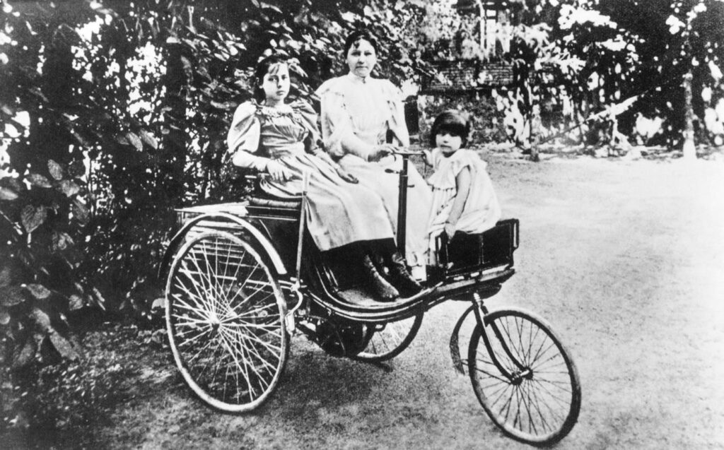 Thilde, Clara und Ellen Benz auf einem frühen Benz-Motorwagen.