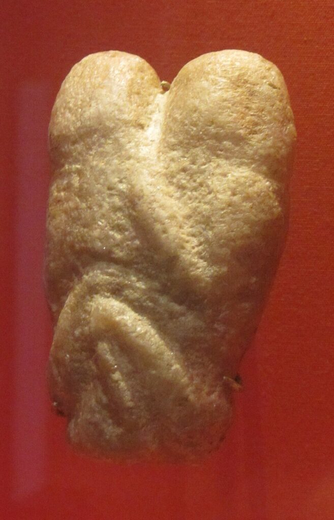 Sinnlichkeit in frühen Kulturen – rund 11.000 Jahre alte Figur der Liebenden von Ain Sakhri beim Geschlechtsverkehr