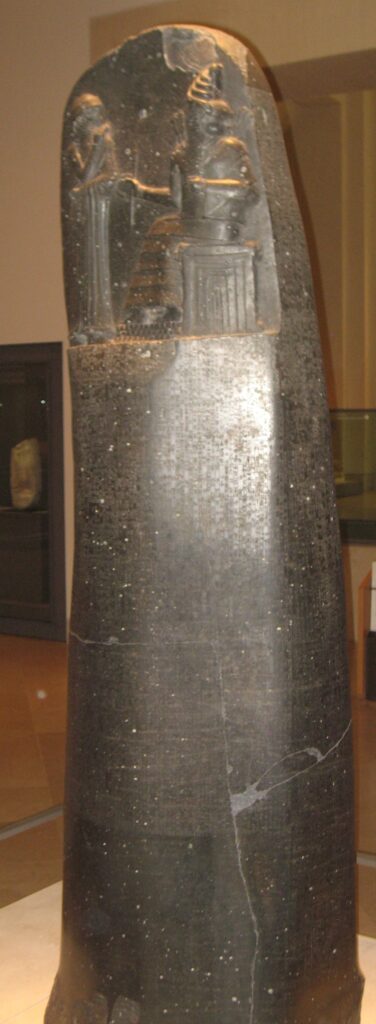 Stele des Codex Hammurabi mit Keilschrift – frühe schriftliche Regeln zu Ehe und Sexualität in Mesopotamien