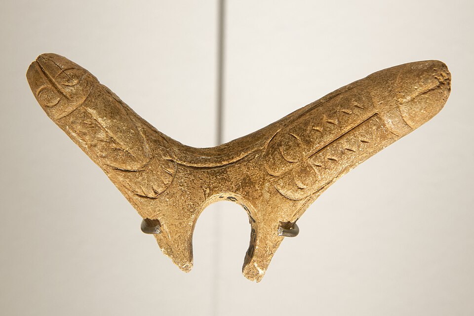 Sinnlichkeit in frühen Kulturen – durchbohrter Stab aus Rentiergeweih mit zwei Phallusdarstellungen aus der Höhle von Abzac