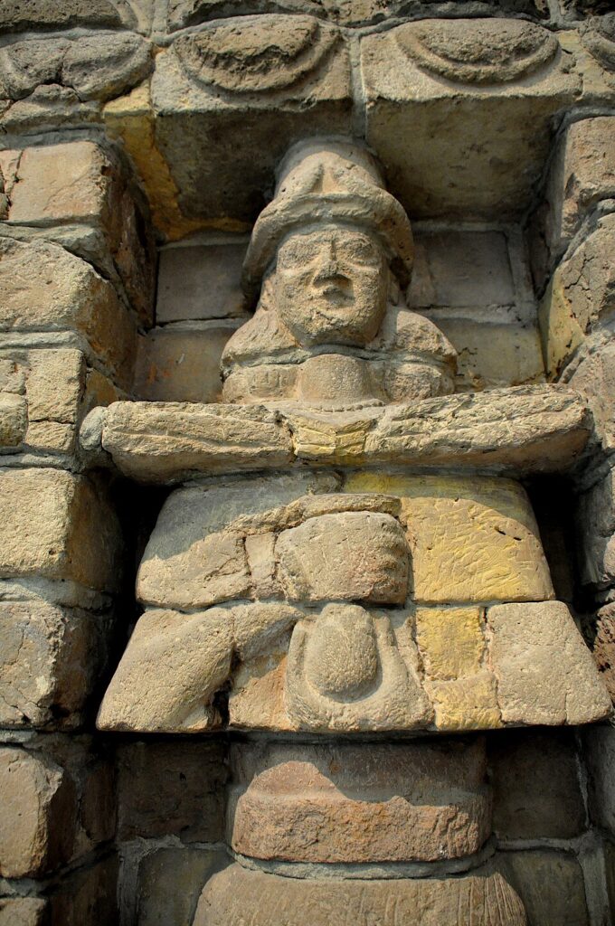 Relief einer weiblichen Gottheit, die Wasser aus einem Gefäß gießt, am Inanna-Tempel von Uruk